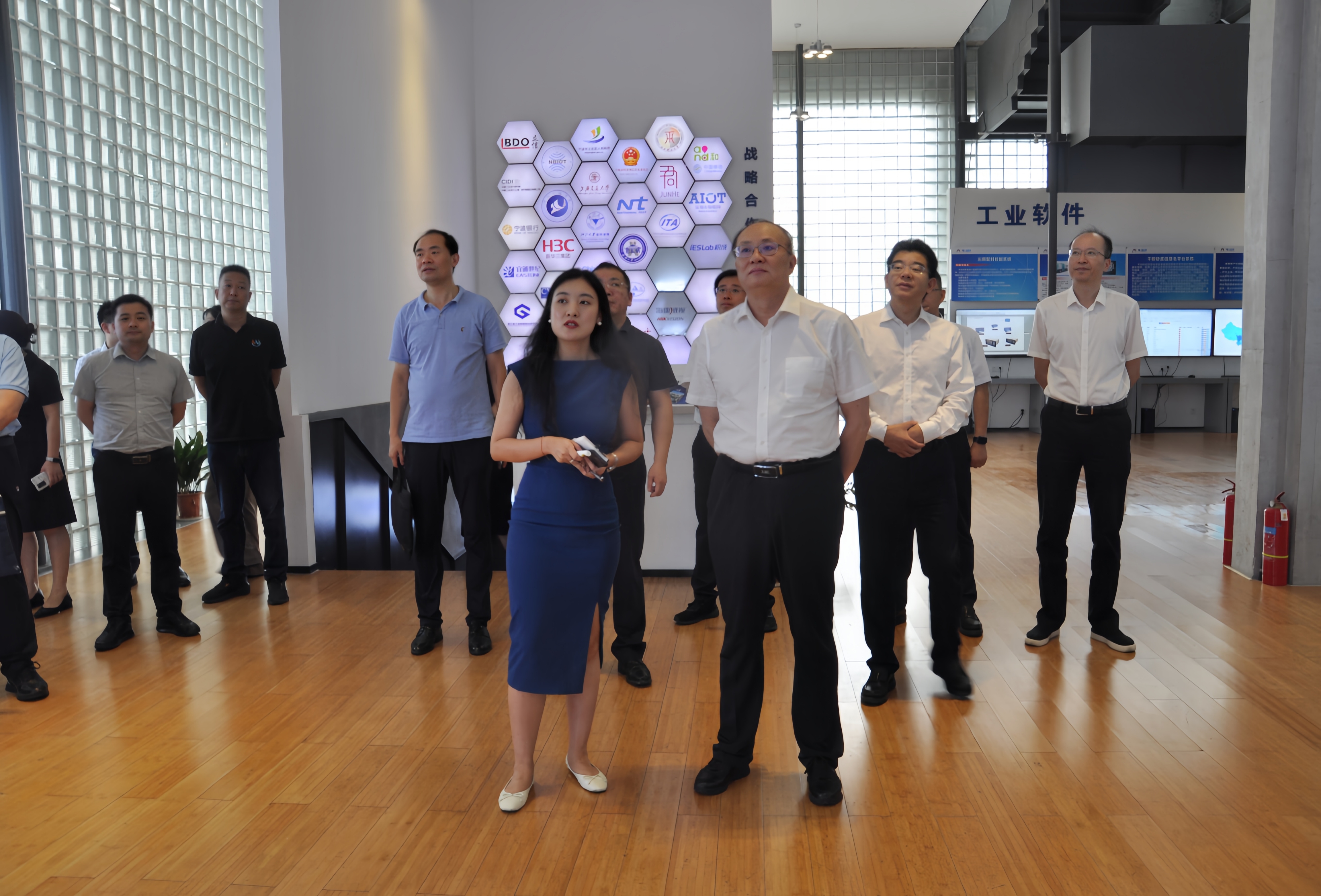 國務院發(fā)展研究中心副主任、黨組成員余斌一行蒞臨柯力傳感考察調研